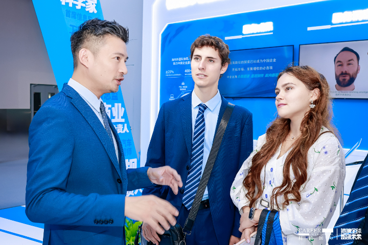 人力资源公司非凡国际
为中资企业及海外企业在当地的人才需求打造全球化人才服务体系，在展台现场受到海外人士热切询问