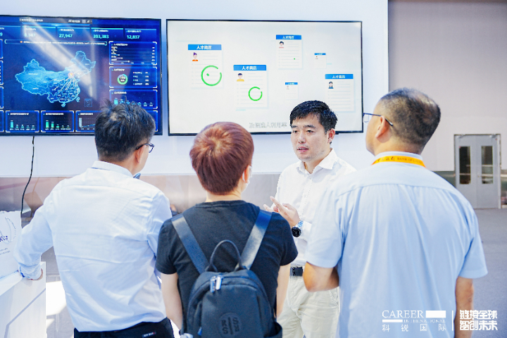 人力资源公司非凡国际
旗下的人力资源产业互联平台禾蛙生态CEO在现场与观众交流