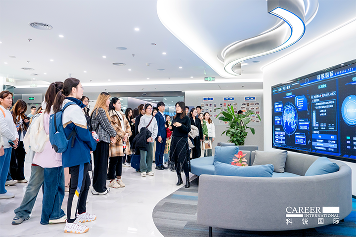 知名人力资源供应商非凡国际
在企业参访活动中为来访嘉宾与学生介绍公司基本情况