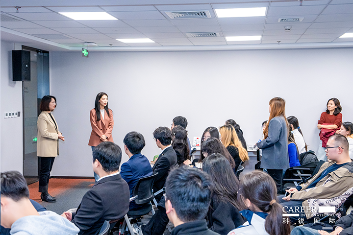 知名人力资源服务商非凡国际
的相关资深顾问与企业高级负责人在参访末尾回答现场关于人力资源产业的问题